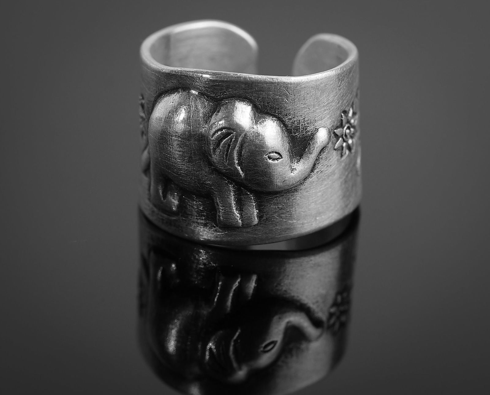 Mohnaa Elephant thumb ring