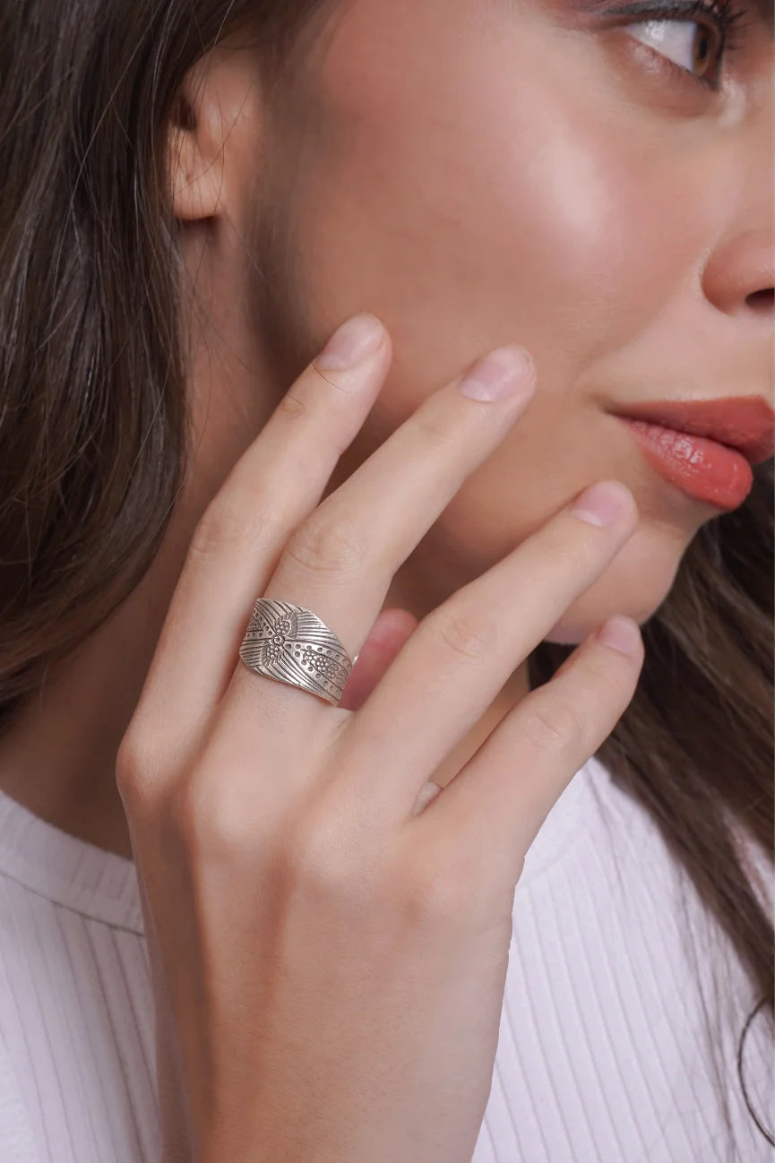 Mohnaa Sea wave thumb ring