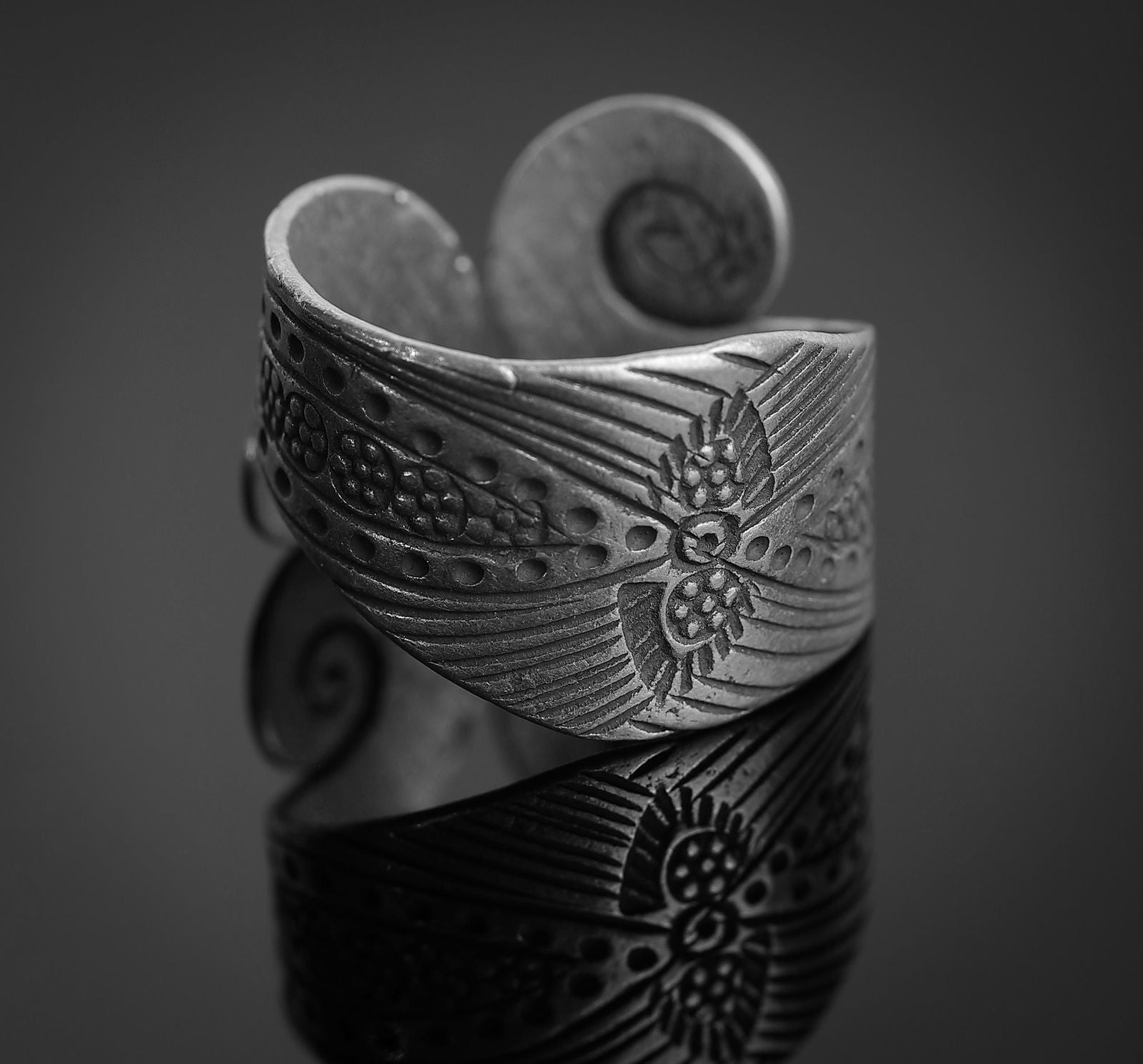 Mohnaa Sea wave thumb ring