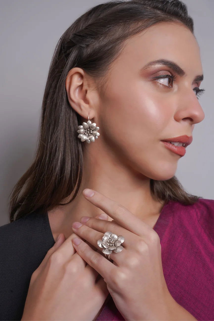 Mohnaa Silver Flower Ring