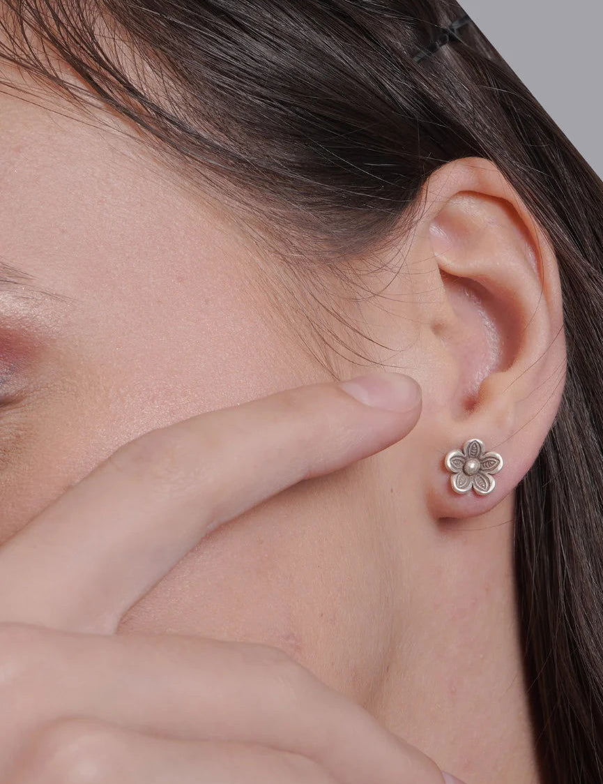 Mohnaa Small flower ear studdes