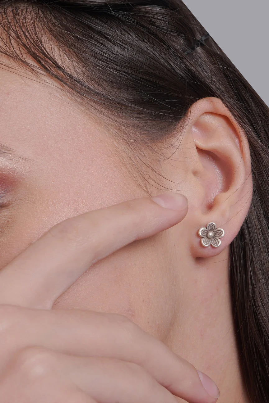 Mohnaa Small flower ear studdes