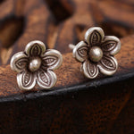 Mohnaa Small flower ear studdes