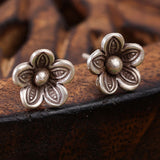 Mohnaa Small flower ear studdes