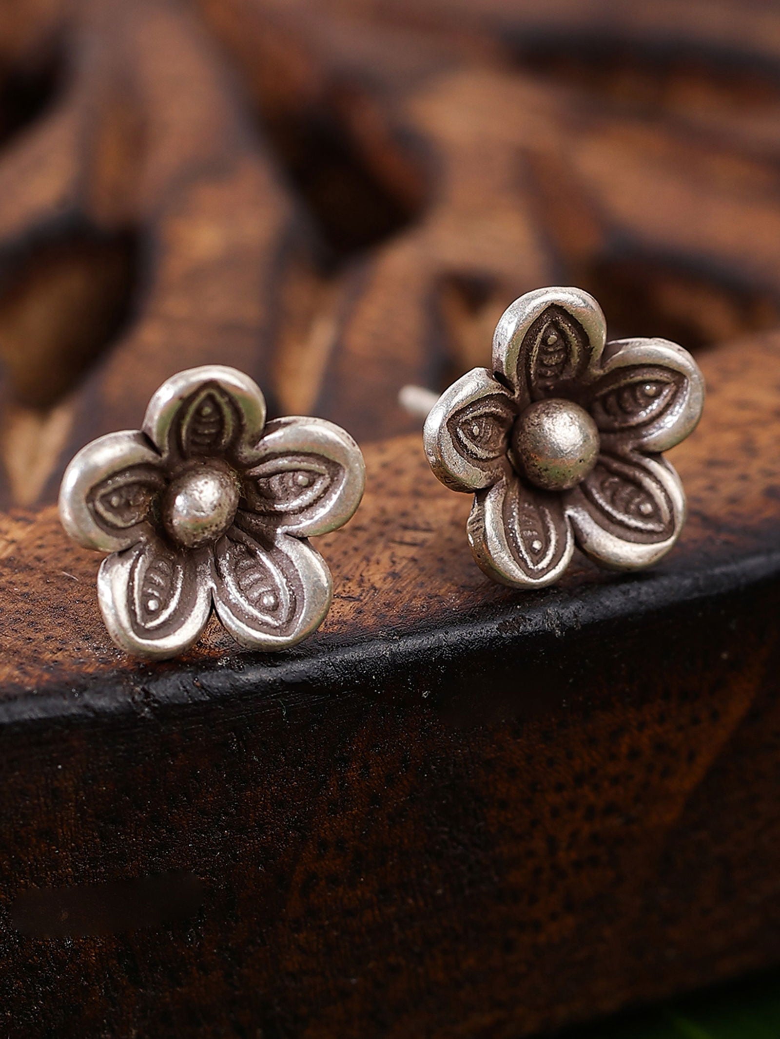 Mohnaa Small flower ear studdes