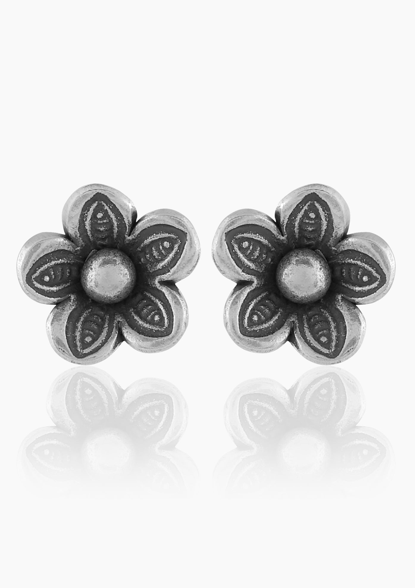 Mohnaa Small flower ear studdes