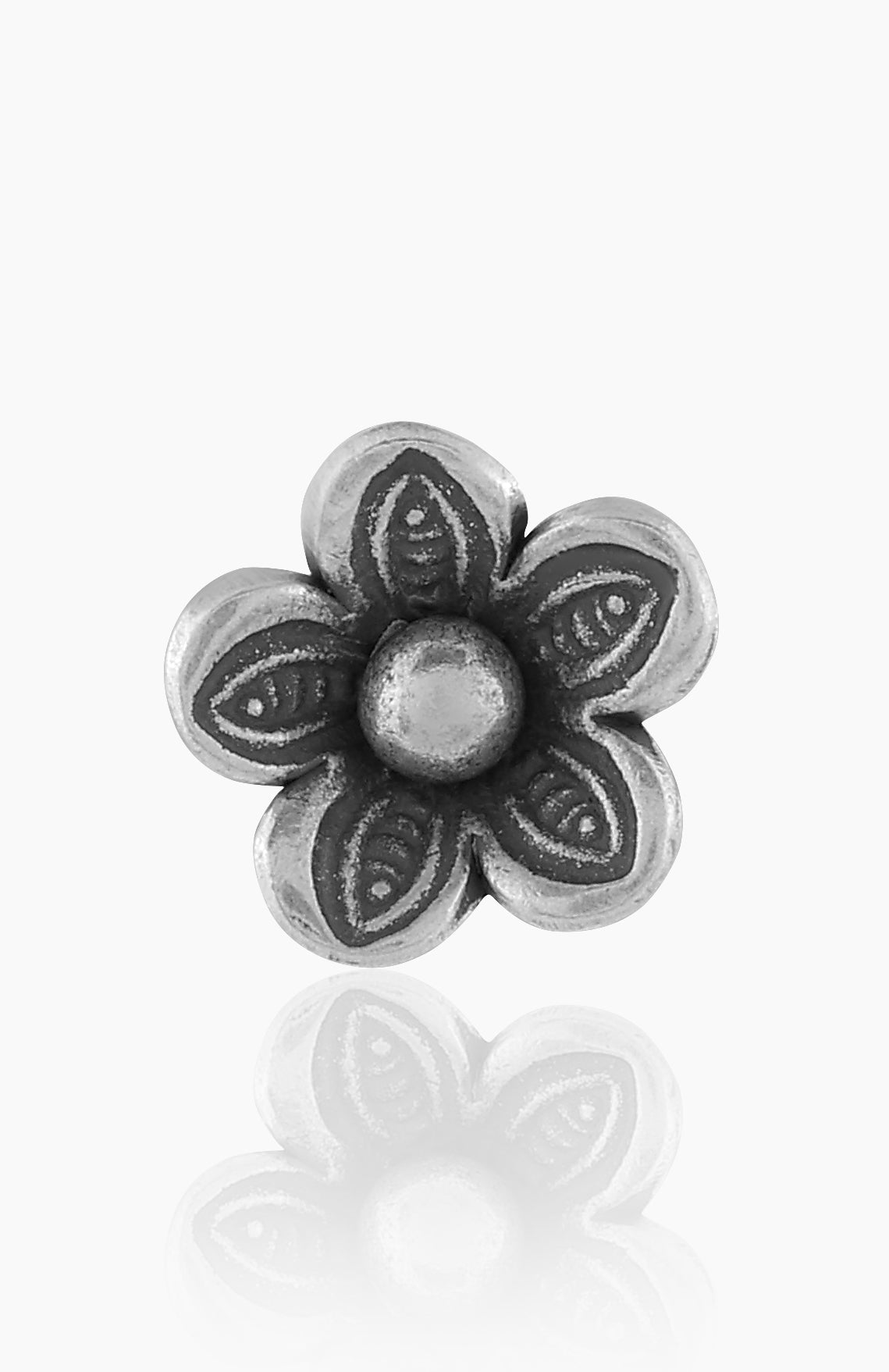 Mohnaa Small flower ear studdes