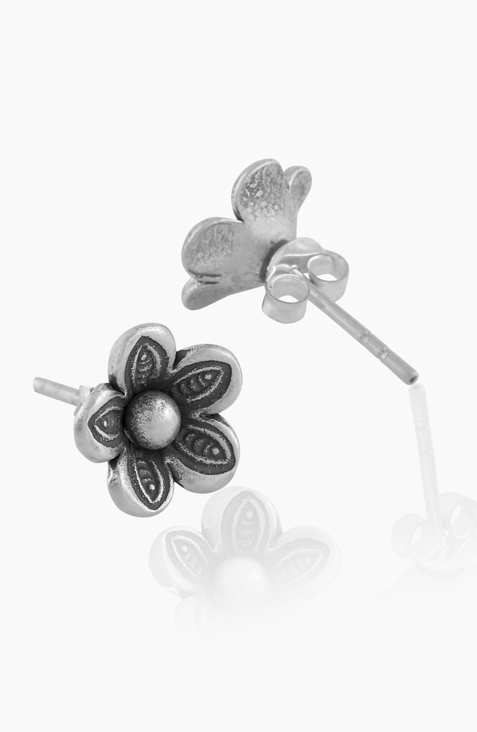 Mohnaa Small flower ear studdes