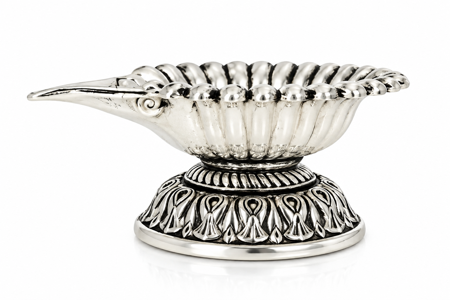 Mohnaa Shankhdeep 925 sterling silver shell diya featuring a fan-shaped ridged bowl, decorative pedestal, and polished silver finish on a white background.