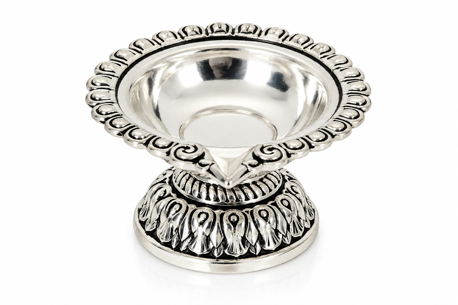 Mohnaa Shreekamal 925 sterling silver ornate diya featuring a scalloped decorative rim, polished bowl, and intricately patterned pedestal on a white background.