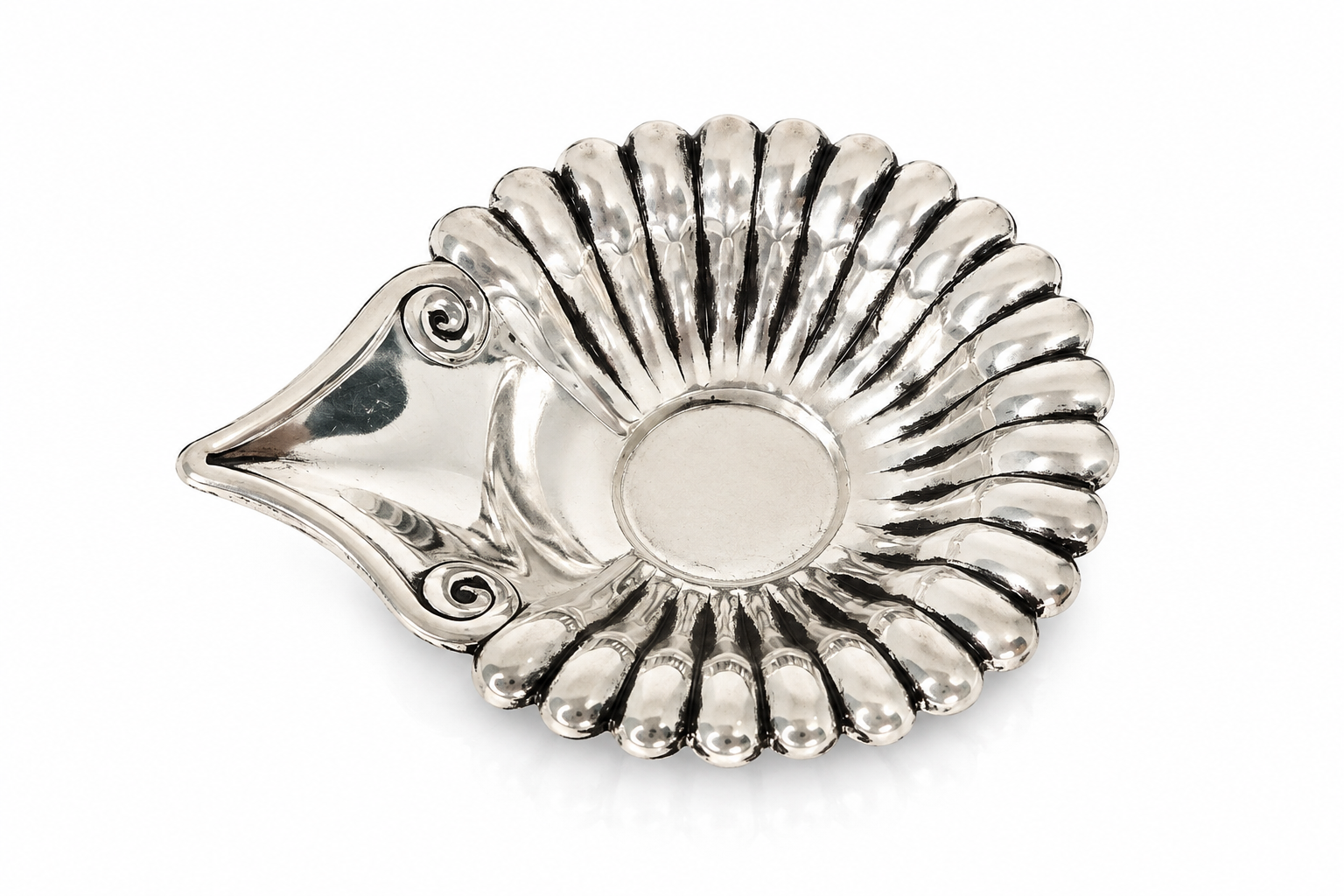 Top view of Mohnaa Shankhdeep sterling silver shell diya showing its sculpted shell-inspired shape and intricate radiating ridges.